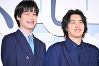 映画『か「」く「」し「」ご「」と「』の完成披露イベント中、仲睦まじげな佐野晶哉（左）、奥平大兼（右）。