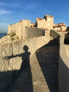 同じく2018年に訪れたクロアチア・ドゥブロヴニクの城壁にて。「いつか旅に出る日」（作詞作曲：坂本真綾）の歌詞に出てくる“城壁”はこちら。