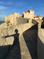 同じく2018年に訪れたクロアチア・ドゥブロヴニクの城壁にて。「いつか旅に出る日」（作詞作曲：坂本真綾）の歌詞に出てくる“城壁”はこちら。