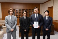 左から神宮寺勇太（Number_i）、三宅健、馳浩石川県知事、北山宏光。