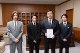左から神宮寺勇太(Number_i)、三宅健、馳浩石川県知事、北山宏光。