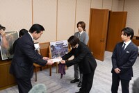 馳浩石川県知事に寄付金の目録を贈呈する三宅健。