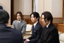 真剣な顔つきで馳浩石川県知事の話を聞く神宮寺勇太（左）、北山宏光（中央）、三宅健（右）。