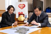 左から三宅健、馳浩石川県知事。