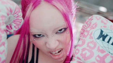 ちゃんみな「WORK HARD」ミュージックビデオより。