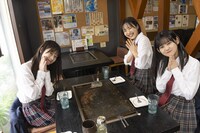 左から時計回りに上村麗菜（ロージークロニクル）、弓桁朱琴（モーニング娘。’25）、石井泉羽（つばきファクトリー）。