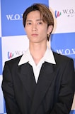 挨拶の順番を待つ田中樹(SixTONES)。