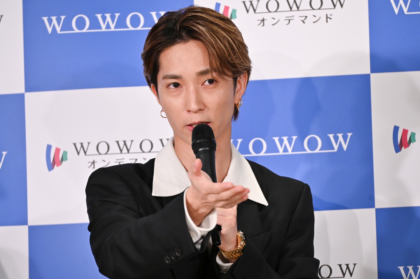 「まずピンクのシャツのあの方を倒します」とある記者に狙いを定めた田中樹（SixTONES）。
