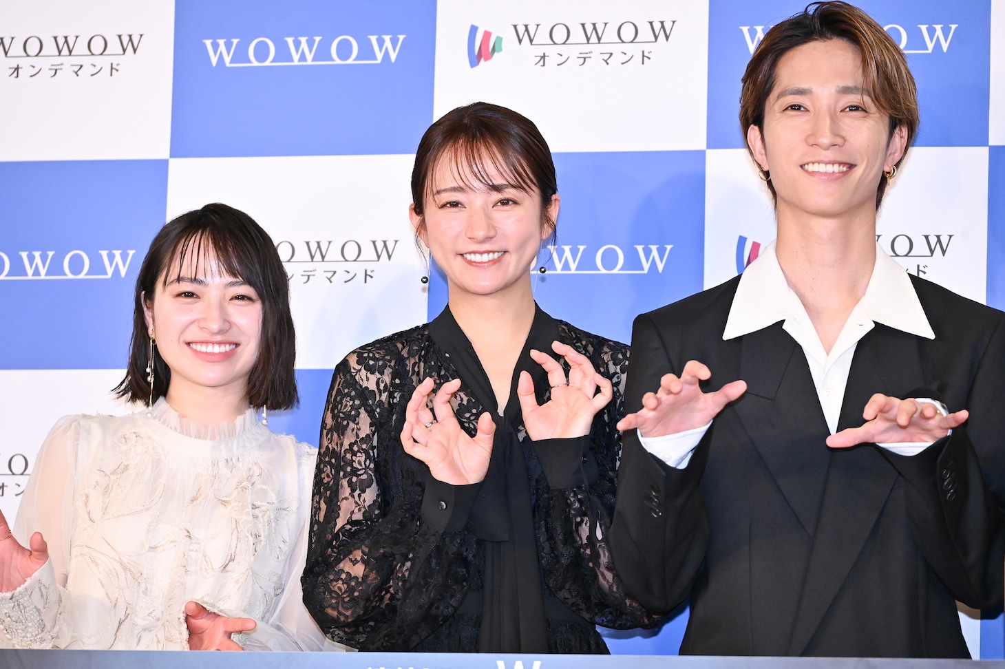 群凶ポーズをする田牧そら（左）、木村文乃（中央）、田中樹（右）。