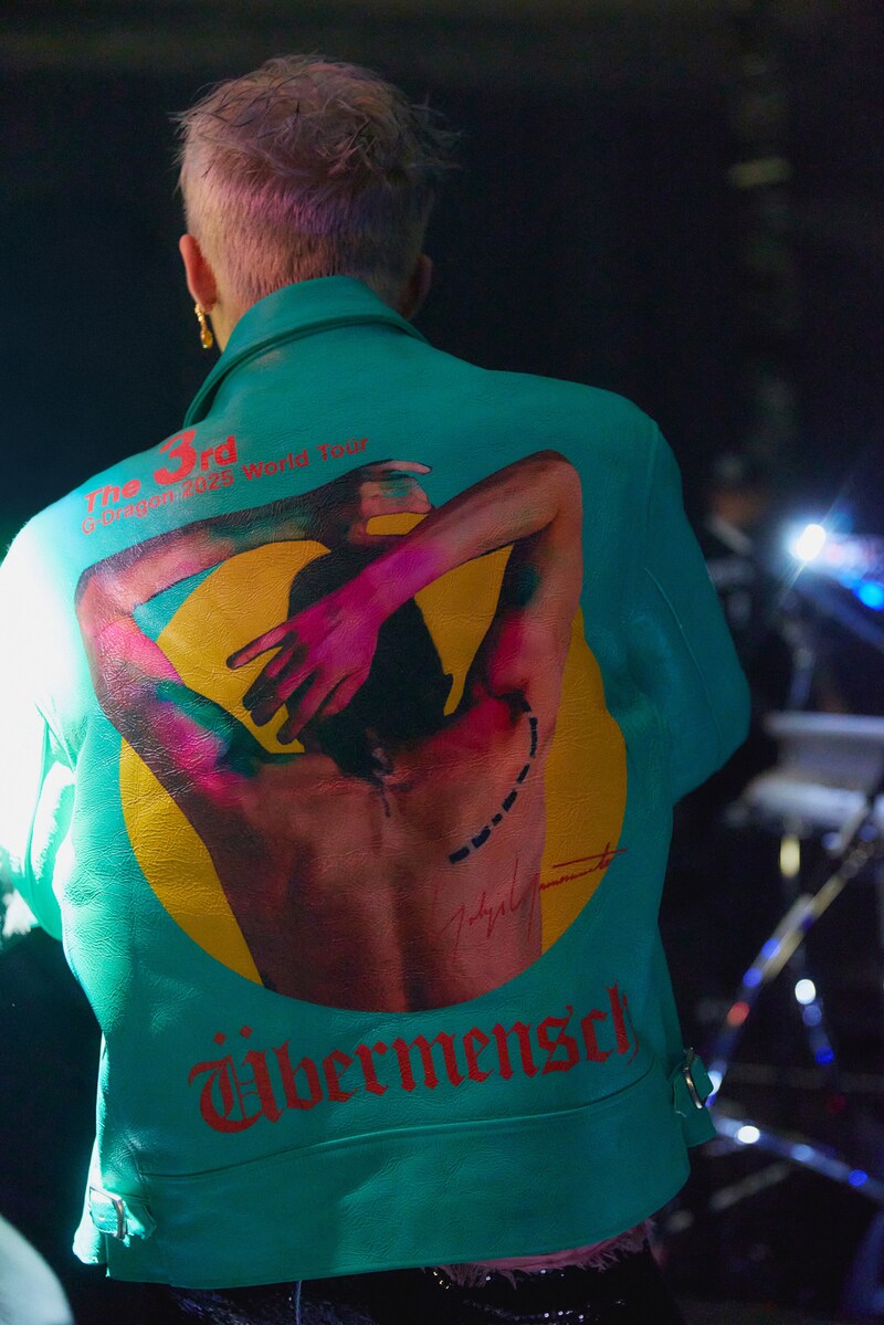 Yohji Yamamoto POUR HOMME制作のジャケットを着用したG-DRAGON。