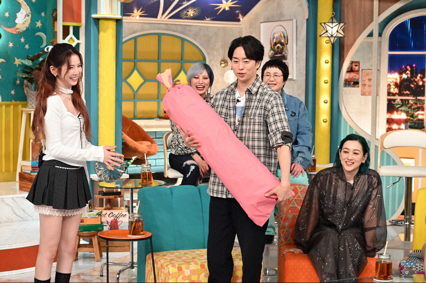 上段左から信子（ぱーてぃーちゃん）、近藤春菜（ハリセンボン）、下段左からMAYA（NiziU）、櫻井翔、SHELLY。©TBS