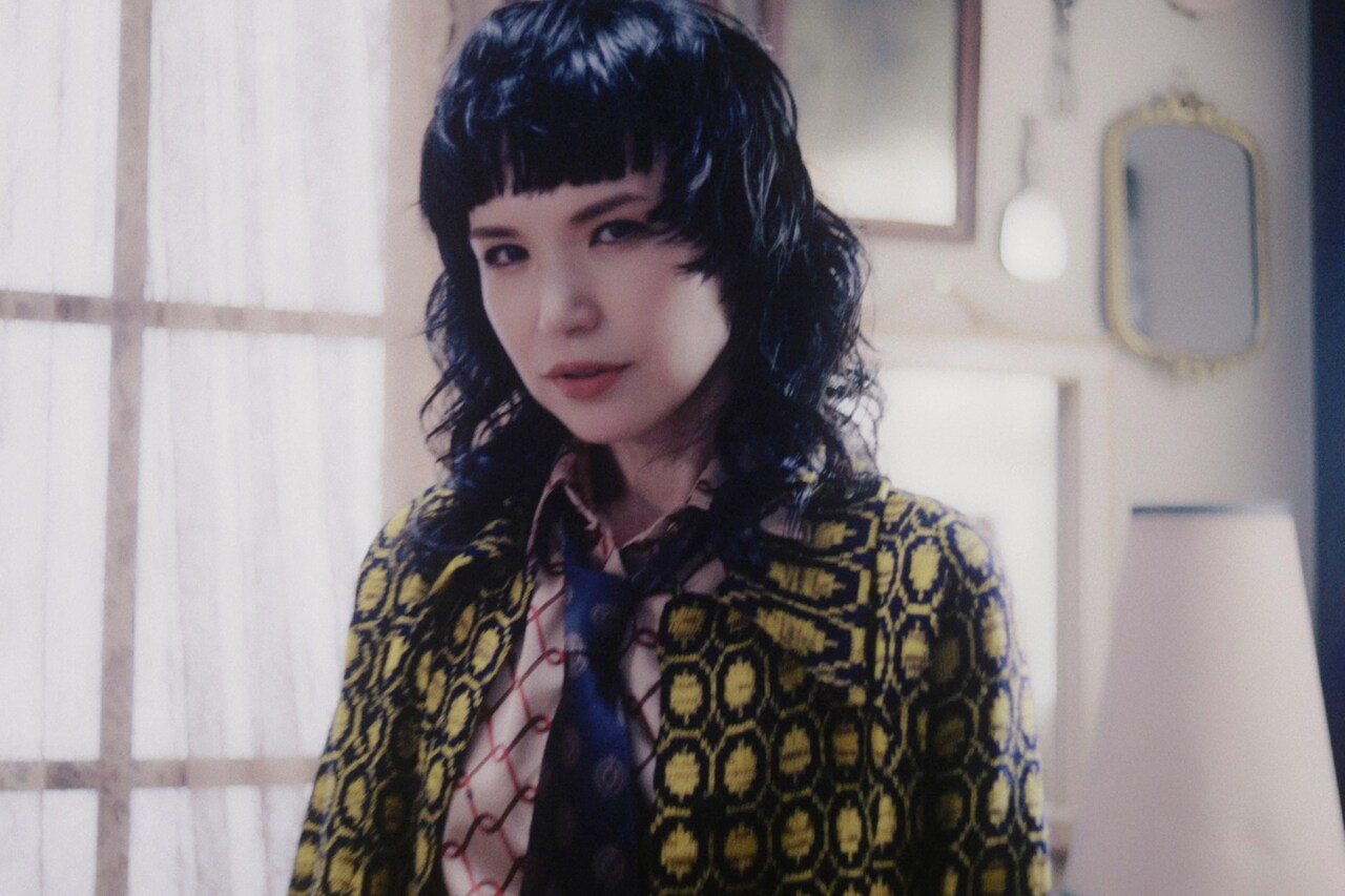 SuperflyがSUPER BEAVER「人として」カバーのMV公開、鏡の中の自分に向かって力強く歌唱