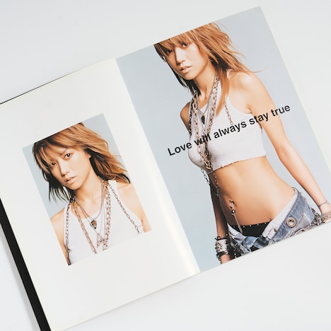 2004年開催のhitomiのツアー「LIVE TOUR 2004 TRAVELER」パンフレットの中面ページ。