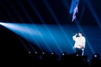 人気画像8位は「星野源6年半ぶりのアリーナツアー開幕、2時間半超えのパフォーマンス展開」より、星野源。（撮影：田中聖太郎）