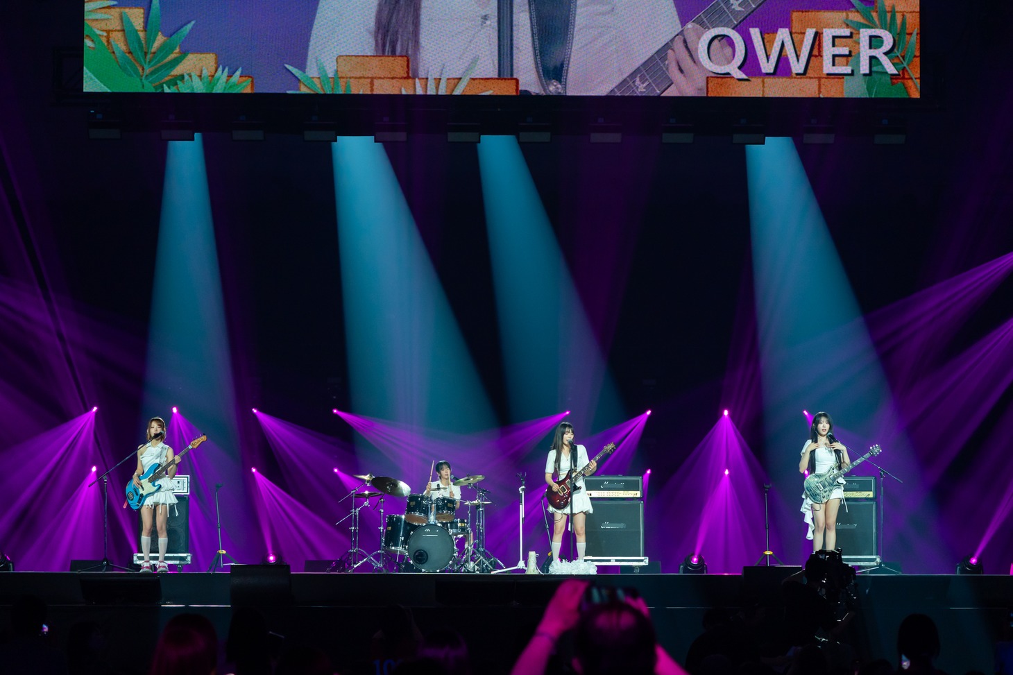 QWER ©CJ ENM Co., Ltd, All Rights Reserved