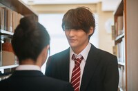 海野翔役の関哲汰（ONE N' ONLY）。©「年下童貞くんに翻弄されてます」製作委員会・MBS