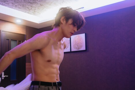 海野翔役の関哲汰(ONE N' ONLY)。©「年下童貞くんに翻弄されてます」製作委員会・MBS