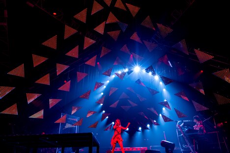 可動式LEDパネルの圧倒的な演出も見どころだった「LiSA LiVE is Smile Always～RiP SERViCE～」。（Photo by Viola Kam［V'z Twinkle］）