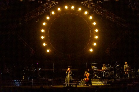 特別なアレンジで「炎」を披露するLiSA。（Photo by Viola Kam［V'z Twinkle］）