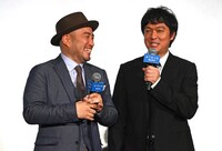 古川豪監督に「鑑賞券かーい！」とツッコむ丸山（右）。