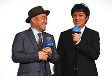 古川豪監督に「鑑賞券かーい！」とツッコむ丸山（右）。