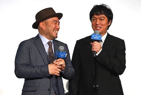 古川豪監督に「鑑賞券かーい!」とツッコむ丸山(右)。