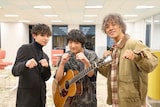 左から宮世琉弥、石崎ひゅーい、桐谷健太。