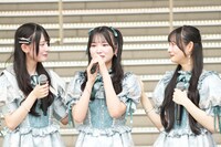 涙で声を詰まらせる遠藤莉乃（中央）。©OVERSE