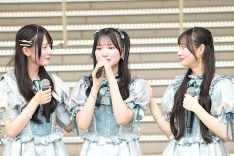 涙で声を詰まらせる遠藤莉乃（中央）。©OVERSE