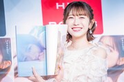 写真集のお気に入りカットを見せる小泉遥香（超ときめき♡宣伝部）。