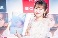 写真集のお気に入りカットを見せる小泉遥香（超ときめき♡宣伝部）。