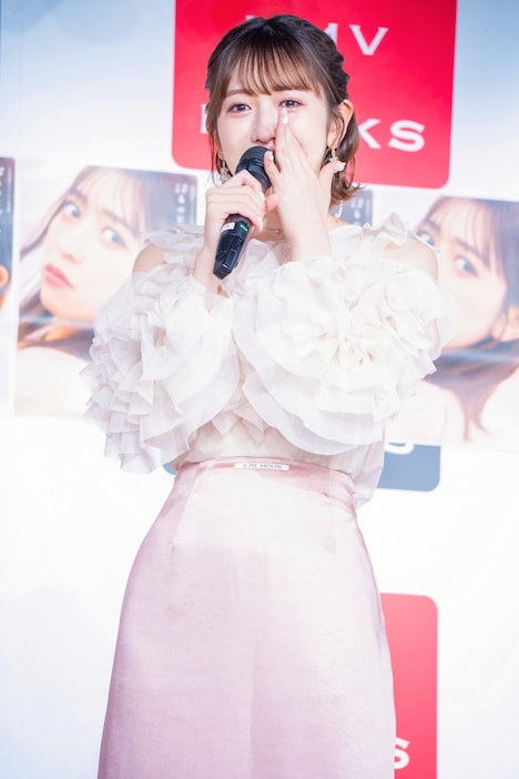 先輩・高城れにへの思いを涙ながらに語る小泉遥香（超ときめき♡宣伝部）。