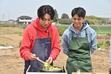 レタスを調理する相葉雅紀（左）、正門良規（右）。©テレビ朝日