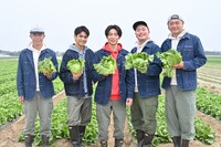 レタス畑をバックに記念写真を撮る「相葉マナブ」出演者。©テレビ朝日