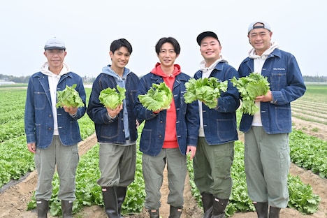 レタス畑をバックに記念写真を撮る「相葉マナブ」出演者。©テレビ朝日
