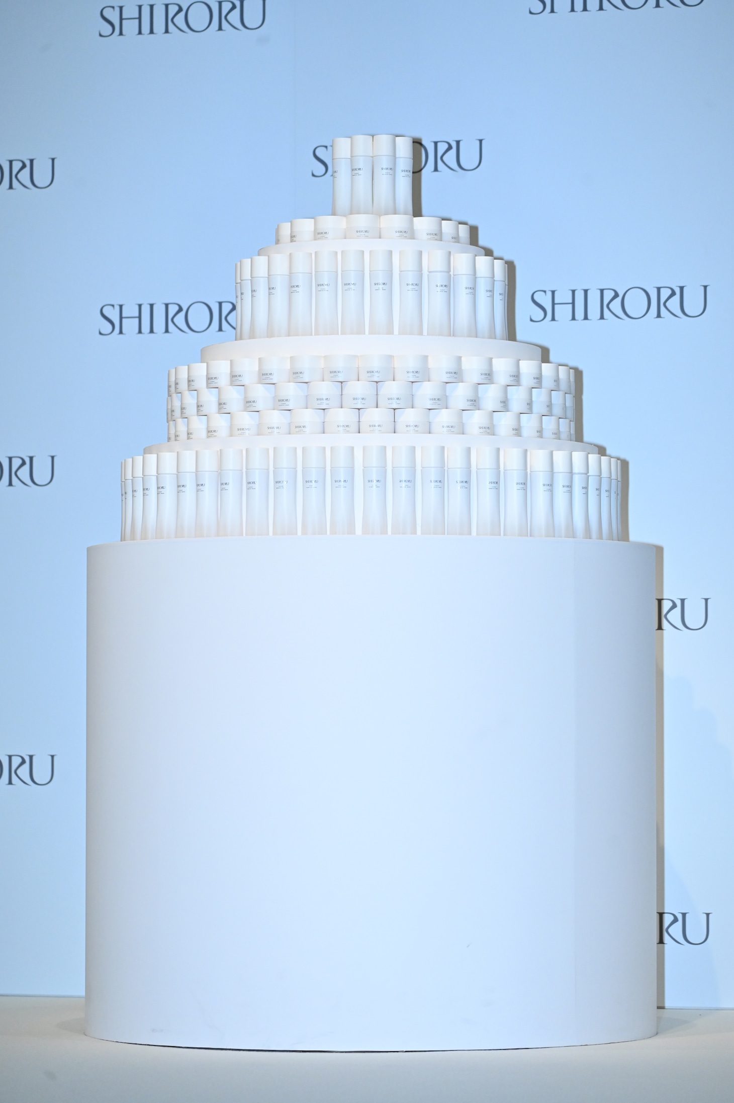 SHIRORU「W美白クリスタルスキンケア」シリーズで作られたタワー。
