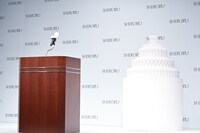 「SHIRORU W美白クリスタルスキンケア 新CM発表会」のステージ。