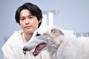 左から松村北斗（SixTONES）、ボルゾイのドンくん。