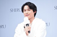 トークセッション中の松村北斗（SixTONES）。