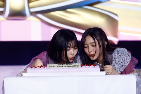 ケーキのろうそくを吹き消す中西アルノと井上和。（撮影：鈴木健太［KENTA Inc.］）