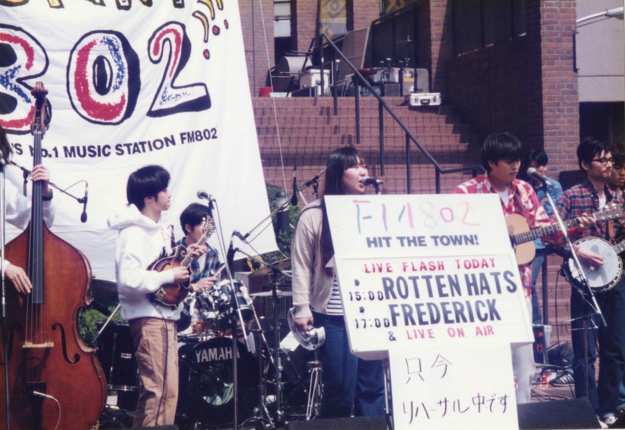 FM802主催イベント出演時のリハーサルの様子。（提供：片寄明人）