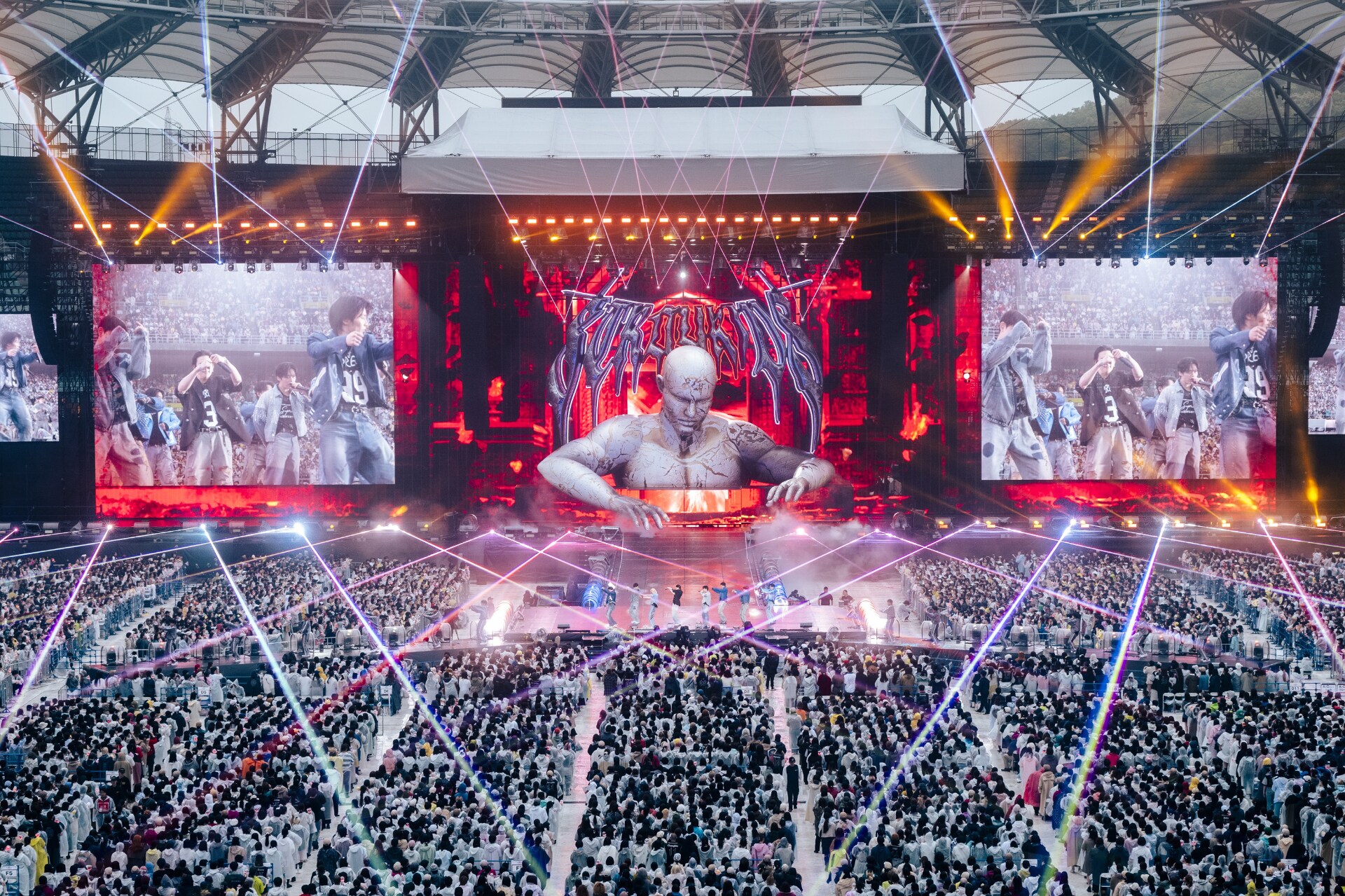 Stray Kids初のスタジアム公演を33万人が目撃、“最強のてるてる坊主