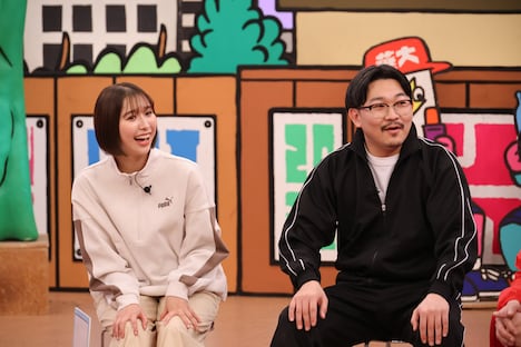 左から玉井詩織(ももいろクローバーZ)、伊藤俊介(オズワルド)。©カンテレ