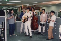 メジャーデビューが決定し、キューン・ソニーレコード社内にてメディアプロモーションとして演奏した際の貴重な写真。（提供：木暮晋也）