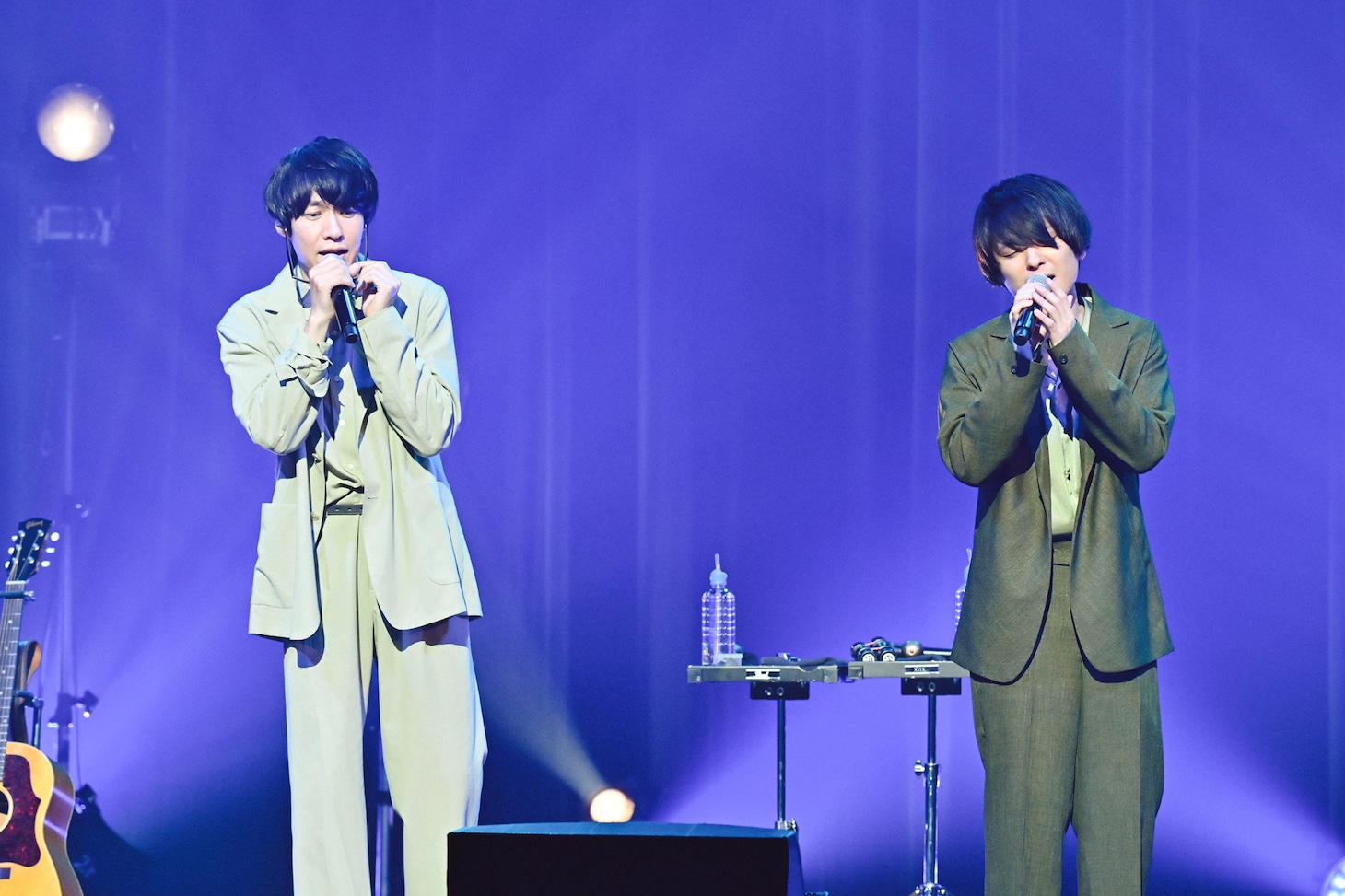 1曲目「PIECES OF A DREAM」を歌う山内総一郎（左）と斎藤宏介（右）。（撮影：高田梓）