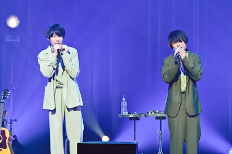 1曲目「PIECES OF A DREAM」を歌う山内総一郎(左)と斎藤宏介(右)。(撮影:高田梓)