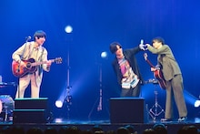 「わたしの一番かわいいところ」でハートマークを作る金井政人（中央）と斎藤宏介（右）。（撮影：高田梓）