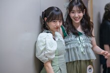 開演前、カメラを見つけて鋭い視線を送る仲村悠菜（左）。