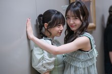 仲村悠菜（左）に壁ドンする桜井えま（右）。