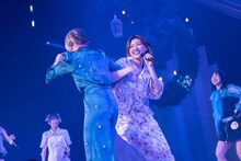 くるくる回る安本彩花（左）と小林歌穂（右）。